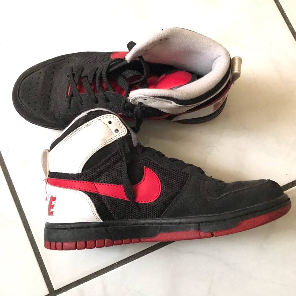 Height Nike LE red black and white
